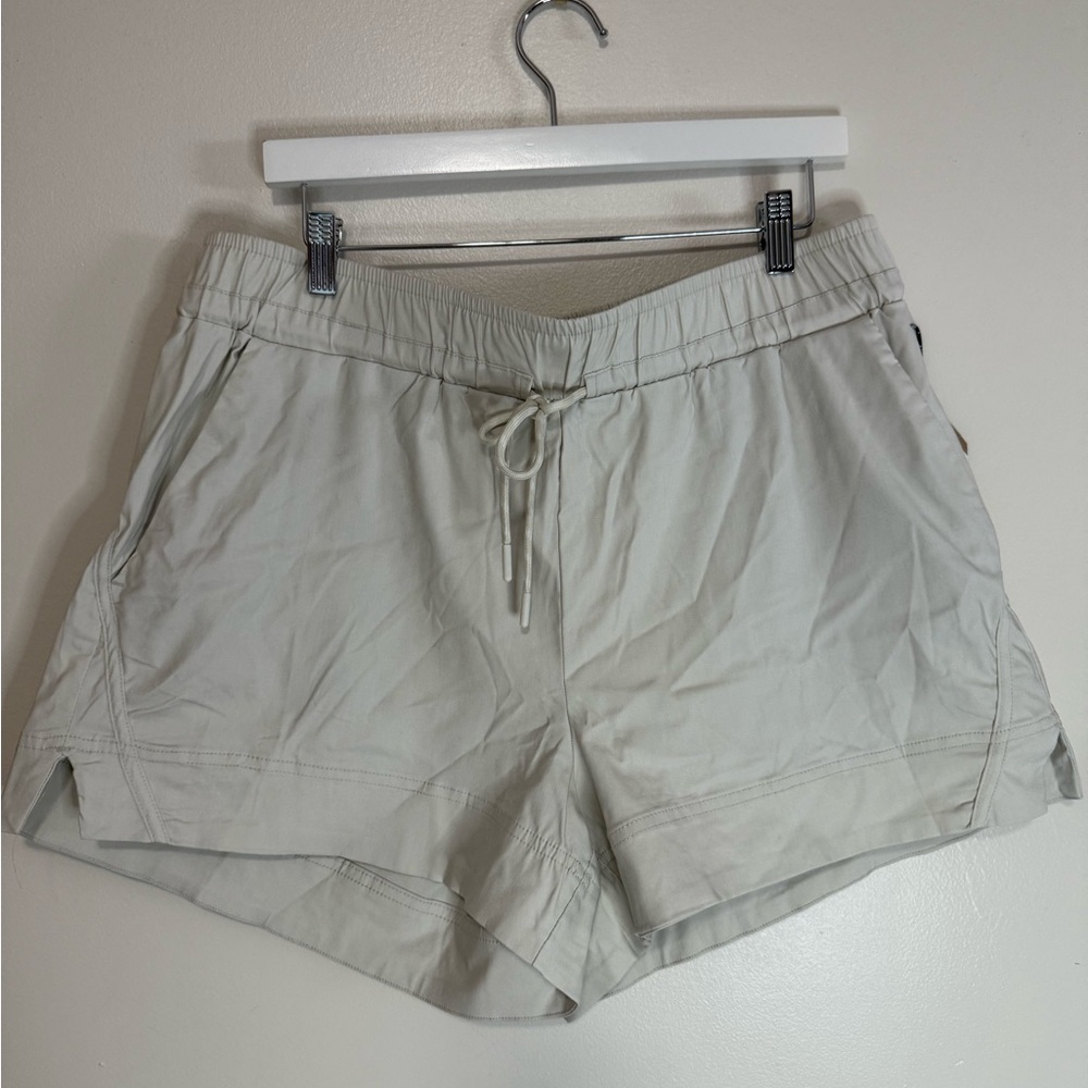 Avalanche NWT Women's Cream/gray lightweight Shorts in size XL